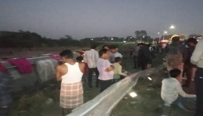 અમદાવાદ-વડોદરા એક્સપ્રેસ હાઈવે પર નડિયાદ નજીક ખાનગી બસ પલટી જતાં બેનાં મોત,