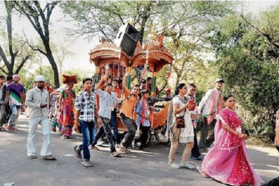 Dakor pilgrims walking